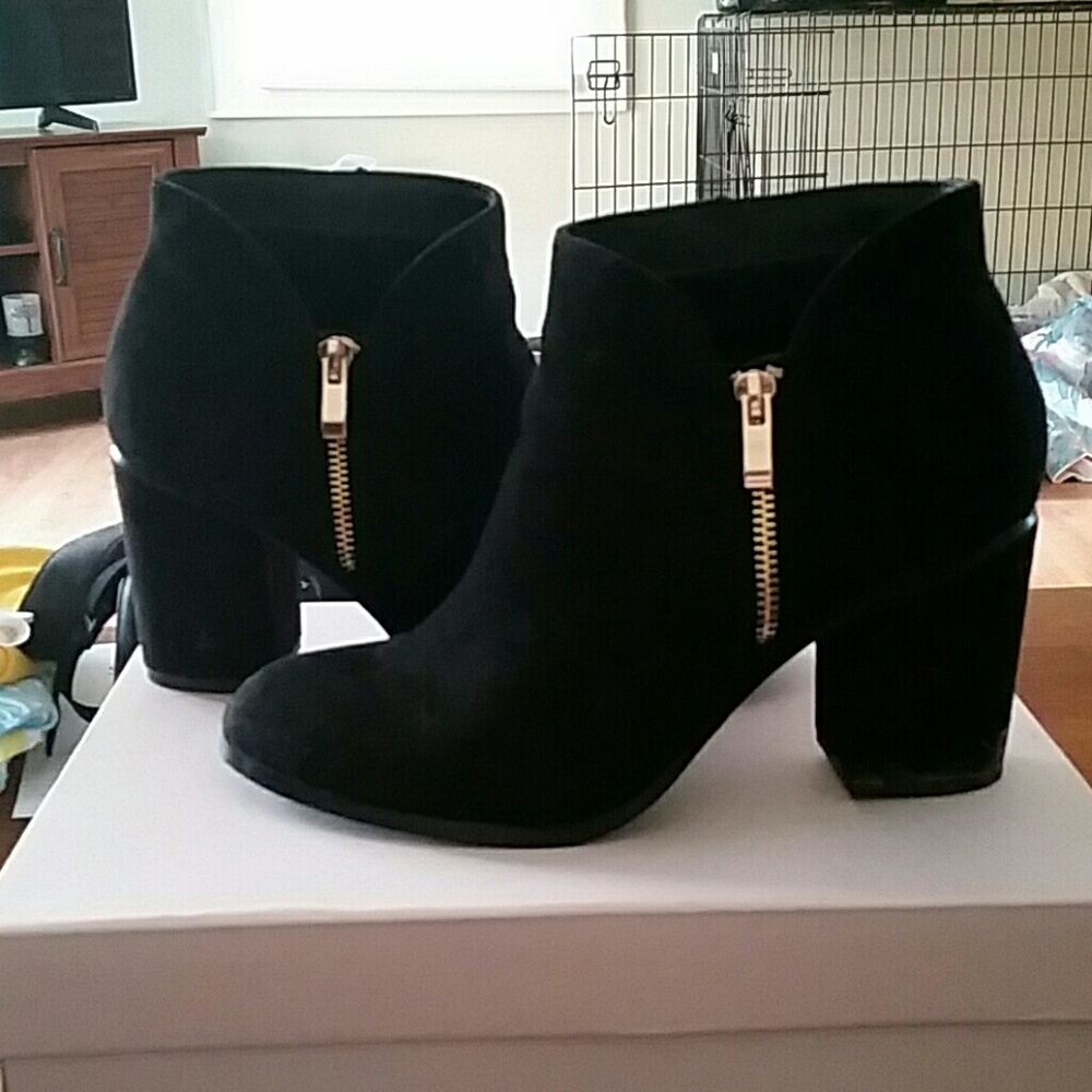 NEW. 8.5 black booties